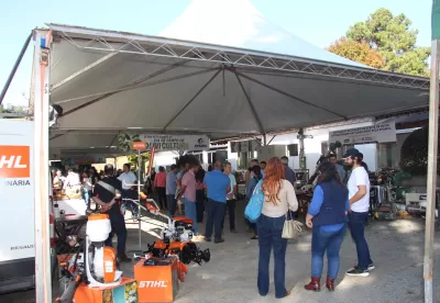 Tenda da Azeitech com visitantes