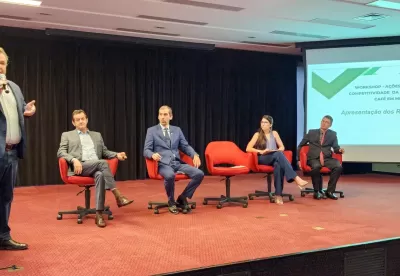 Dispositivo do evento, com o secretário Thales Fernandes em pé, ao microfone