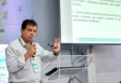 Foto mostra o Coordenador Estadual da Emater-MG, Deny Sanábio, fazendo apresentação no congresso de fruticultura