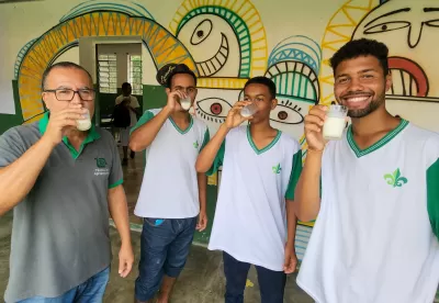quatro homens na foto bebendo leite
