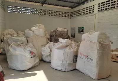 depósito com embalagens vazias de defensivos agricolas