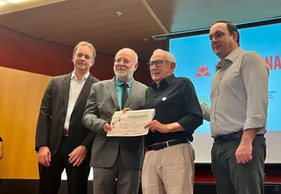 Secretário Adjunto de Agricultura, João Ricardo Albanez, entrega certificado do Proalminas em solenidade que comemorou 20 anos do programa