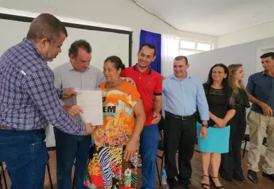 Secretário de Agricultura, Thales Fernandes, entrega título de propriedade rural aos agricultores familiares de Montezuma