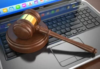 martelo de juiz em cima de um notebook