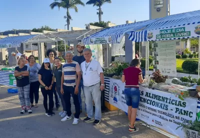 pessoas em pé ao lado da barraca