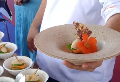 prato sendo exposto em primeiro plano