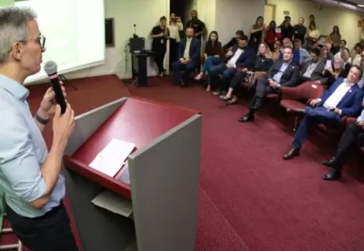 governador Romeu Zema em cima do púlpito palestrando durante apresentação