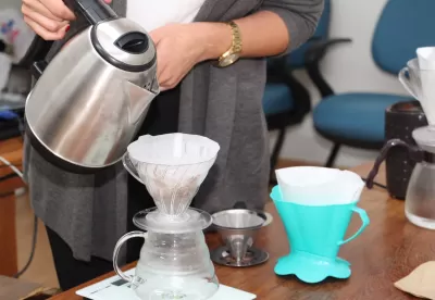 café sendo coado num filtro de papel