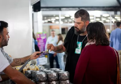 consumidor e laticinista durante a minas láctea
