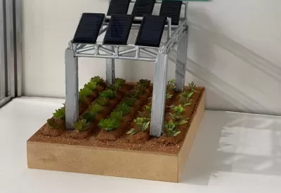 maquete agrivoltaica em cima de uma mesa