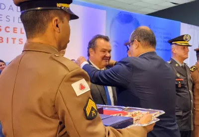 Governador em exercício Professor Mateus entrega Medalha JK ao Secretário de Agricultura Thales Fernandes