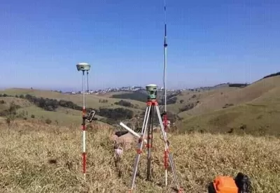 equipamento de fazer georreferenciamento no centro da imagem no meio do mato