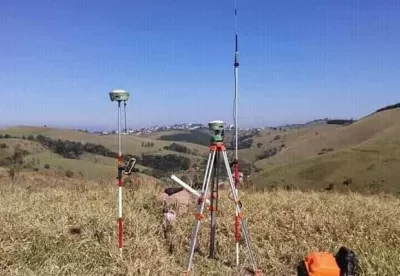 Equipamentos de medição georreferenciada em área rural.