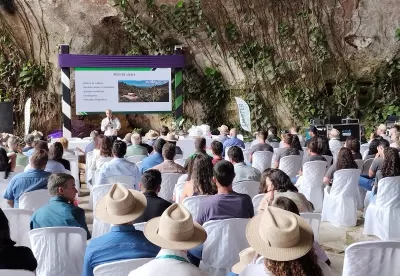 Palestrante se apresenta a um público composto por diversos agricultores