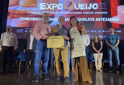 Secretário Adjunto João Ricardo Albanez ao lado do grande vencedor da Expoqueijo e da organizadora do evento