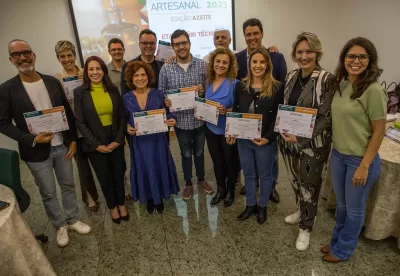 pessoas em pé segurando certificado em suas mãos