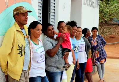 moradores escorados em parede em fotografia pegando eles de lado