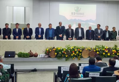 quatorze pessoas em pé em cima do púlpito durante cerimonia da UFV