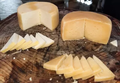 Dois Queijos Minas Artesanal em uma tábua