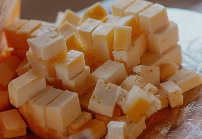 Foto de queijo do Serro picado em cubos