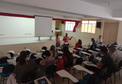 Foto de ângulo superior de reunião com diferentes órgãos do Sistema Agricultura e do Sistema Meio Ambiente sobre a regularização de piscicultores.