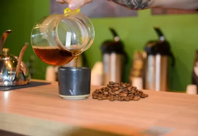 Foto mostra um café especial sendo servido