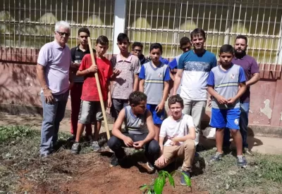 professores e alunos pousando pra foto numa área de terra