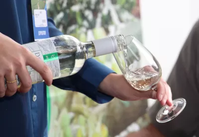 vinho servindo numa taça