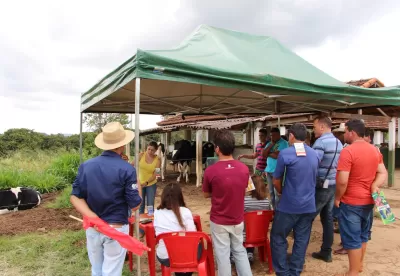 barraca com pessoas ao seu redor