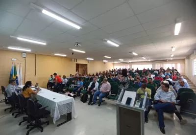 Imagem de um auditório cheio, com pessoas sentadas, acompanhando o seminário sobre o Programa Garantia-Safra.
