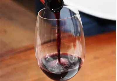 Imagem colocando vinho na taça