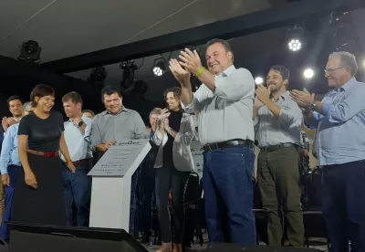 Secretário de Agricultura Thales Fernandes e convidados no palco durante solenidade de abertura da Expoqueijo