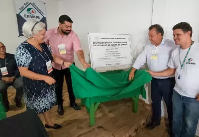 Autoridades descerram a placa de agroindústria reinaugurada
