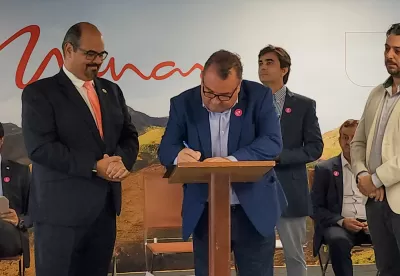 Secretário de Agricultura, Thales Fernandes, assina termo de cooperação acompanhado do vice-governador Professor Mateus e do presidente da Harsco, Wender Andrade Alves.