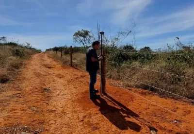 Homem realiza georreferenciamento no campo