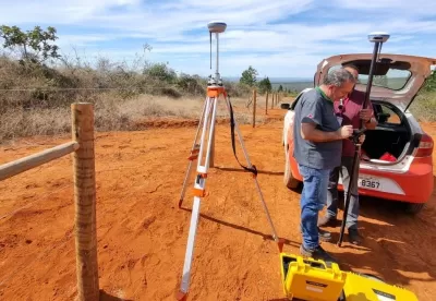 Foto mostra técnico fazendo a medição de uma propriedade rural