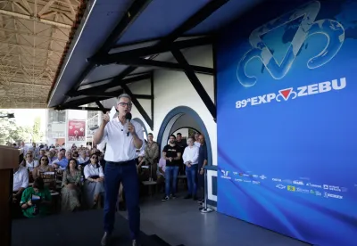 Foto mostra governador Romeu Zema discursando na Expozebu