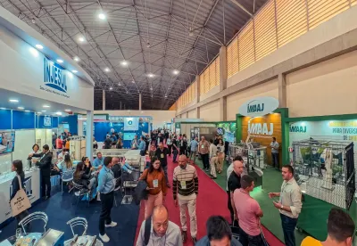 Foto mostra área de estandes do Minas Láctea