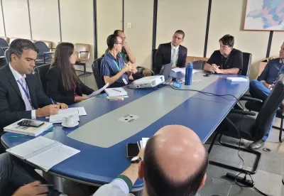 pessoas reunidas em torno de uma mesa