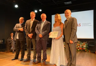 Cinco pessoas no palco para entrega de certificação do Proalminas