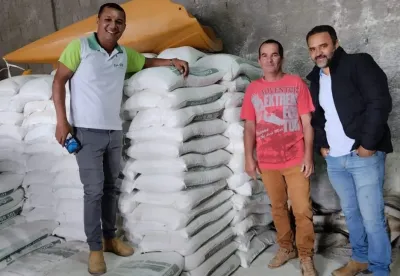 Foram adquiridas oito toneladas de adubos, que já estão sendo distribuídas para o plantio da próxima safra