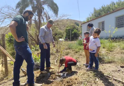A ação mobilizou 15 municípios na distribuição e plantio de 200 mudas de árvores