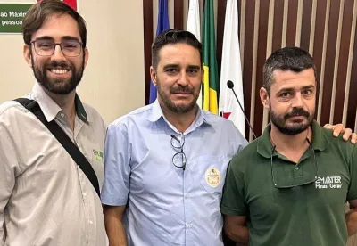 Produtor rural ao centro com dois têcnicos da Emater-MG