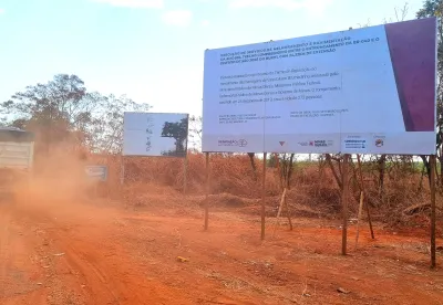 Placa de obra em estrada de Felixlândia