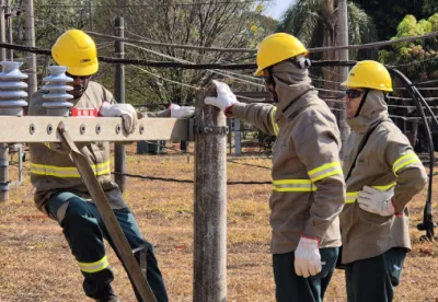 Técnicos da Cemig em atendimento