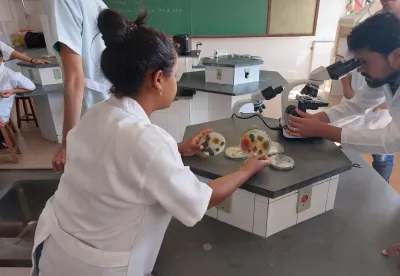 Alunos em aula prática em laboratório do Instituto Tecnológico de Agropecuária de Pitangui