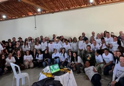 Grupo reunido posando para a foto