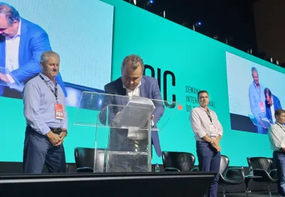 Secretário Thales assinando o documento