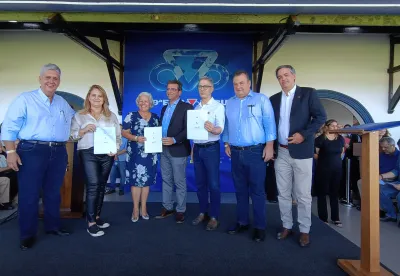 Foto mostra governador Romeu Zema, secretário Thales Fernandes e presidente da Epamig, Nilda Soares com o memorando de parceria assinado para a criação do museu