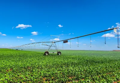 Foto mostra pivô central no meio de lavoura